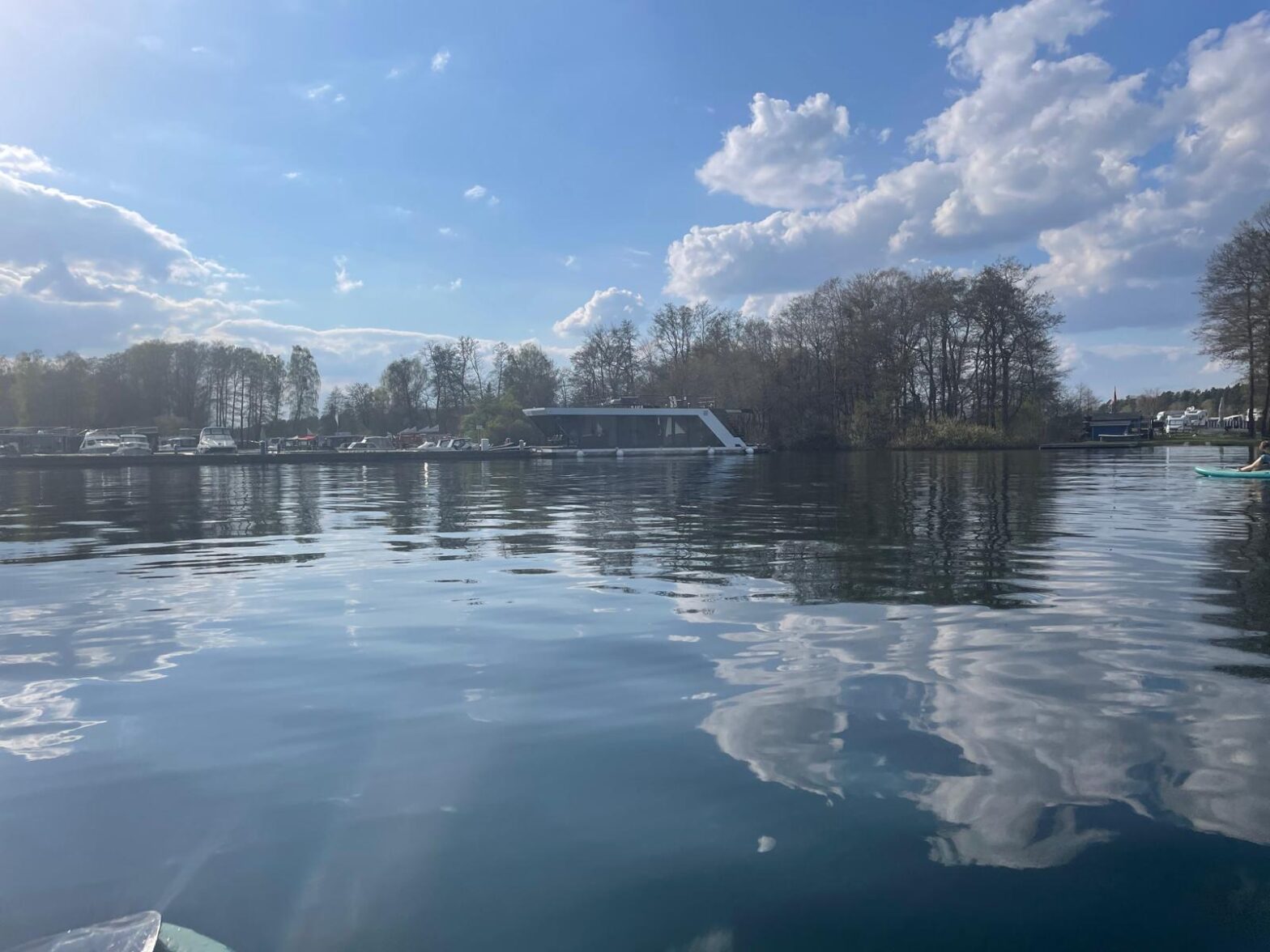 Idyllische Wasserlandschaft mit Booten & Spiegelung – Ruhige ...